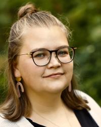 Headshot of Samantha Thompson, a white woman with blonde hair and glasses.